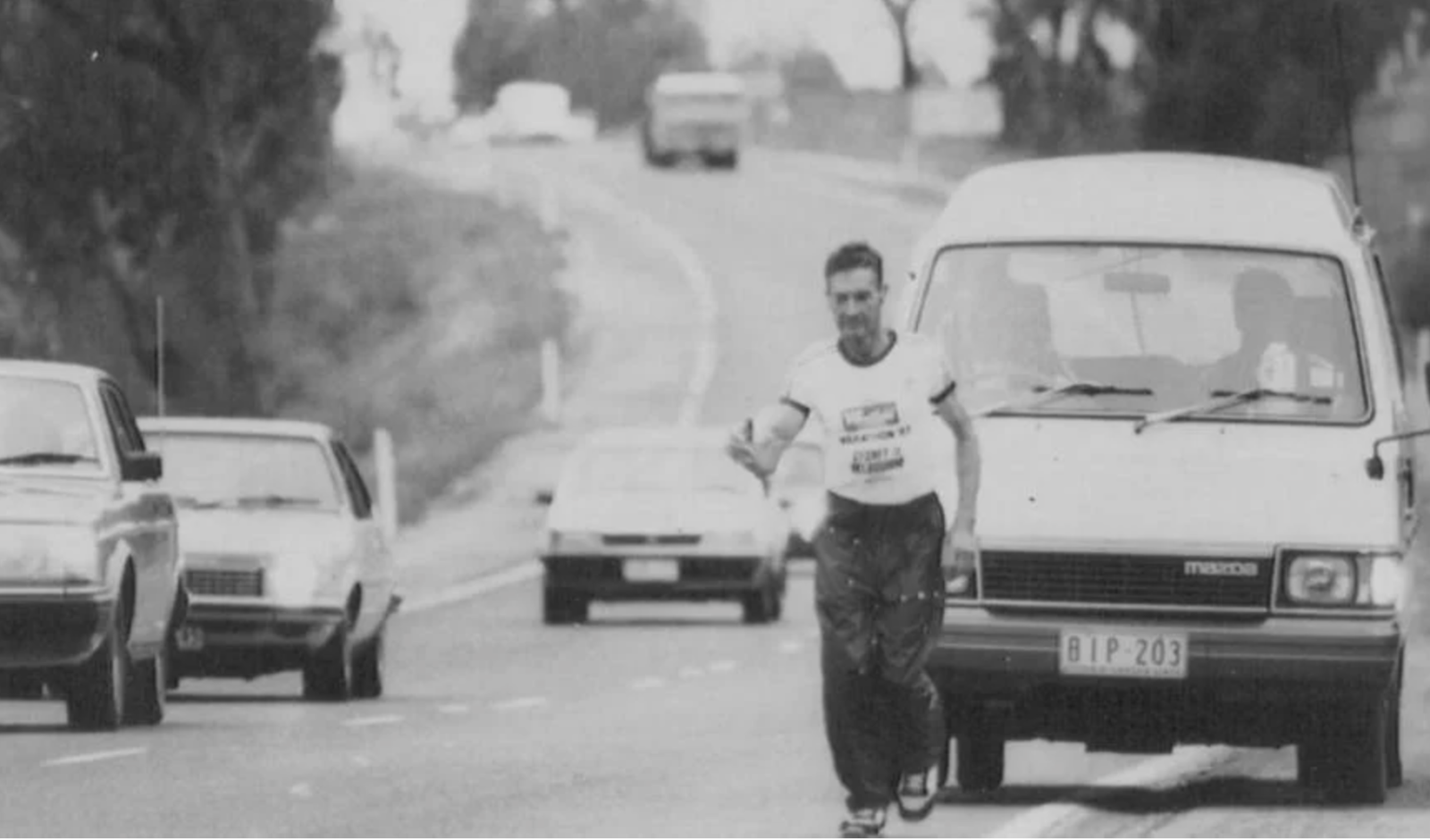 Клифф Эдом фото. Cliff young Ran the Melbourne ultramarathoneweqring Sport clothes ответы на окуст in 1983 the participants.