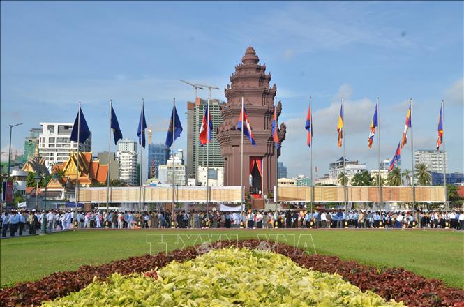 Ngày 9/11/2024, Campuchia vui mừng kỷ niệm 65 năm Quốc khánh. Để kỷ niệm sự kiện này, nhiều hoạt động hấp dẫn đã được tổ chức trên toàn quốc. Hình ảnh của các buổi diễu hành, múa rối nước, và pháo hoa lấp lánh trên bầu trời sẽ đem lại cho bạn những trải nghiệm đầy cảm xúc và niềm tự hào về đất nước Campuchia.