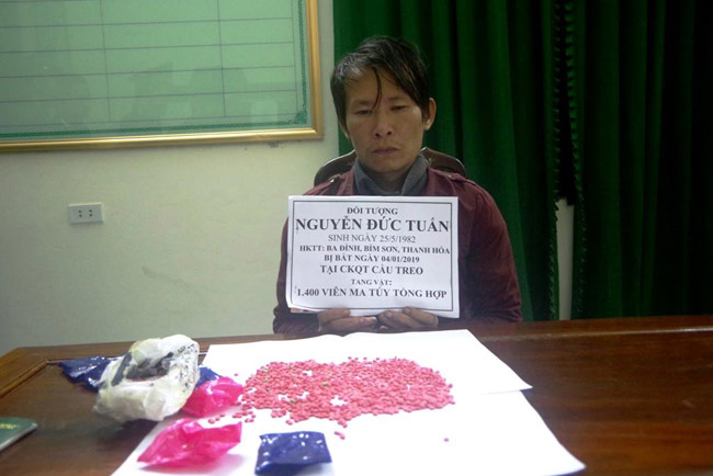 Phụ xe container giấu 1.400 viên ma túy trong áo khoác từ Lào về Việt Nam