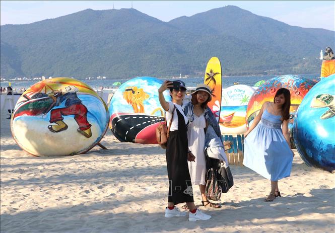 Đà Nẵng, du khách: Hãy tới Đà Nẵng để đắm mình trong không gian tươi đẹp, cảm nhận văn hóa vàng của đất trời miền Trung. Hành trình khám phá của bạn sẽ đưa bạn đến với những bãi biển đẹp nhất Việt Nam cùng với những trải nghiệm ẩm thực tuyệt vời.