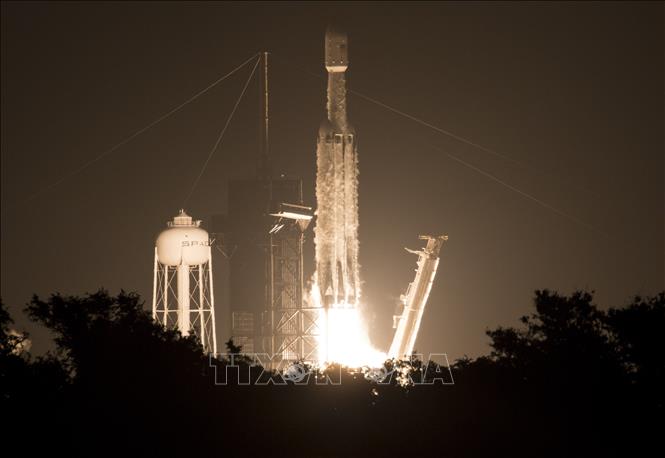 Tên lửa đẩy Falcon Heavy mang theo 24 vệ tinh rời bệ phóng tại Trung tâm Vũ trụ Kennedy thuộc Cơ quan Hàng không Vũ trụ Mỹ (NASA) ở bang Florida ngày 25/6/2019. Ảnh: AFP/TTXVN