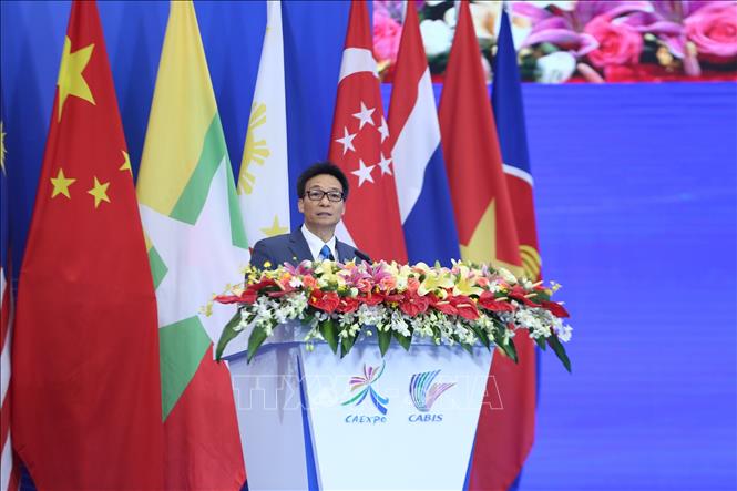 Phó Thủ tướng đại diện cho Việt Nam đã tham dự Hội nghị Thượng đỉnh thương mại-đầu tư Trung Quốc và đưa ra những cam kết về hợp tác của hai nước trong tương lai. Đây là cơ hội để các doanh nghiệp của Việt Nam tiếp cận thị trường lớn nhất thế giới và tìm kiếm các cơ hội đầu tư mới. Hãy xem hình ảnh liên quan để tìm hiểu thêm về sự kiện đầy ý nghĩa này.