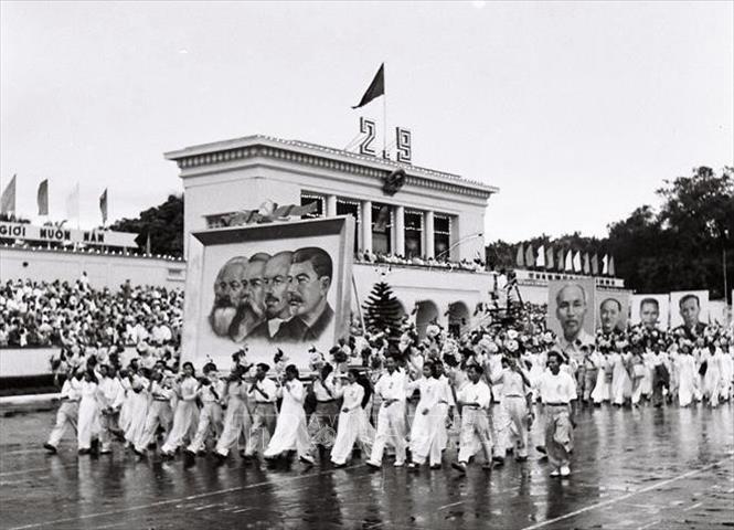 Từ đó đến nay, quảng trường luôn được coi là biểu tượng của sự độc lập và tự do của dân tộc Việt Nam. Hãy xem hình ảnh để cảm nhận lại những giây phút quan trọng của lịch sử đất nước.