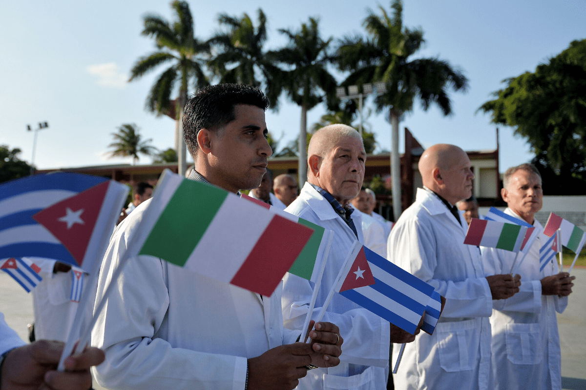 Các bác sĩ và y tá của Phái đoàn Bác sĩ Quốc tế Henry Reeve của Cuba trước khi lên đường tới Italy để giúp đỡ trong cuộc chiến chống lại đại dịch COVID-19, ngày 21/3/2020. Ảnh: AFP/Getty Images