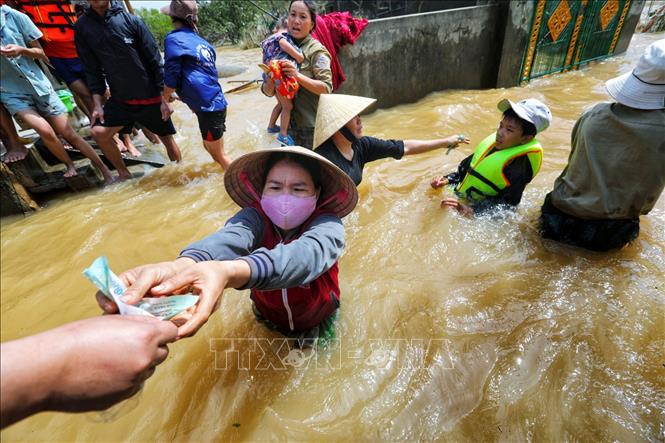 Hãy xem hình ảnh về lụt lội để chúng ta hiểu hơn về sức mạnh của thiên nhiên và lòng nhân ái của con người khi đứng về phía nhau để chống lại những tai ương khó lường này.
