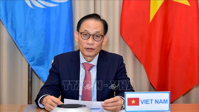 Đóng góp tích cực: Tính từ tình hình kinh tế và chính trị của đất nước, mọi người Việt Nam đều đang góp phần tích cực để xây dựng nền kinh tế và đất nước ngày càng phát triển. Bằng sự đóng góp của tất cả, Việt Nam đạt được nhiều thành tựu to lớn và có tương lai tươi sáng.