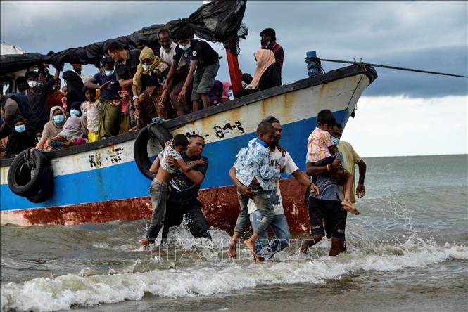 Tìm thấy chiếc thuyền chở 90 người tị nạn trôi dạt trên biển, 8 ...