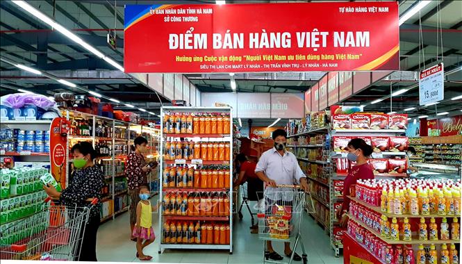 Điểm bán hàng Việt Nam tại Siêu thị Lan Chi Lý Nhân (Lý Nhân, Hà Nam) thu hút đông đảo người dân đến mua sắm. Ảnh minh họa: Nguyễn Chinh/TTXVN