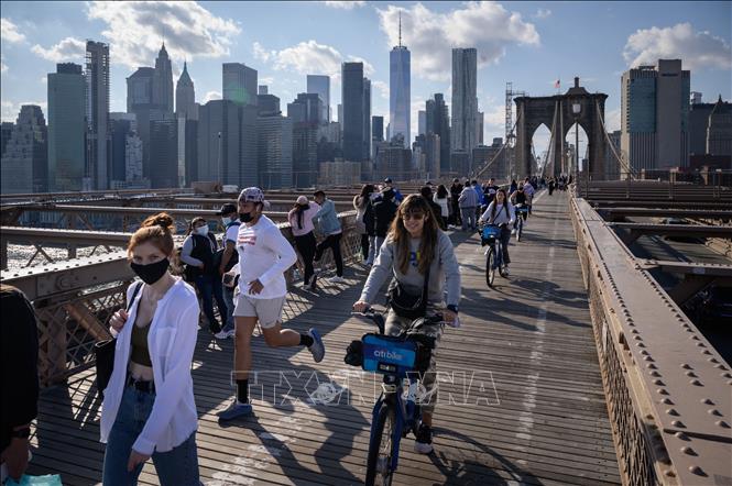 Người dân di chuyển trên cầu Brooklyn ở New York, Mỹ. Ảnh: AFP/TTXVN