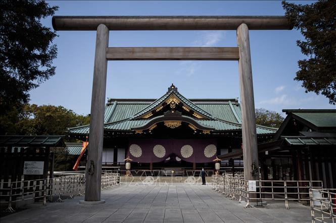 Thủ tướng Nhật Bản gửi đồ lễ tới đền: 
Ngài Thủ tướng Nhật Bản vừa gửi đồ lễ tới thành Thanka-nagaoka, một trong những đền thờ được yêu thích nhất tại Nhật Bản. Hãy cùng xem hình ảnh này để cảm nhận sự nghiêm trang và tôn kính đối với tín ngưỡng tôn giáo ở đất nước Mặt trời mọc.