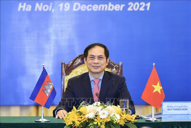 Uỷ ban hỗn hợp Việt Nam - Campuchia là một bước tiến quan trọng trong quan hệ đối tác giữa hai nước láng giềng. Với sự hợp tác trong lĩnh vực kinh tế, đầu tư và du lịch, hai nước sẽ cùng nhau phát triển bền vững và có lợi cho cả hai nước. Uỷ ban Hỗn hợp Việt Nam - Campuchia là một trong những cơ quan đóng vai trò quan trọng trong việc thúc đẩy quan hệ thân thiết giữa hai dân tộc anh em này.