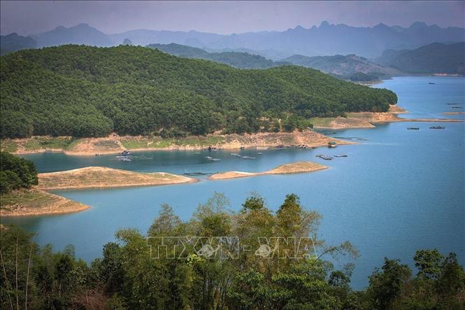 Vẻ đẹp hùng vĩ và thơ mộng của hồ Hòa Bình | baotintuc.vn