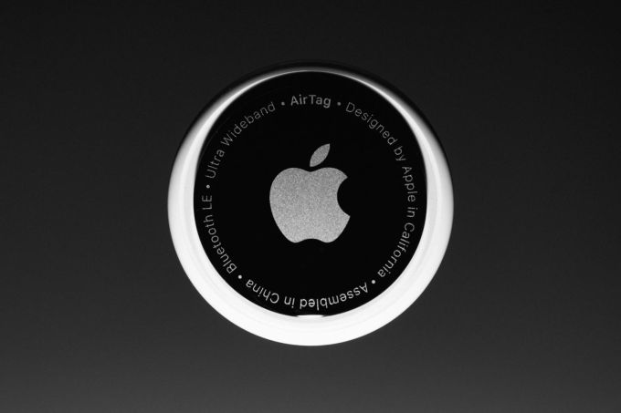 Apple AirTag Security - công nghệ mới nhất từ Apple sẽ giúp bạn bảo vệ và tìm kiếm đồ vật của mình một cách dễ dàng và chính xác hơn bao giờ hết. Cùng click vào hình để tìm hiểu ngay thôi!