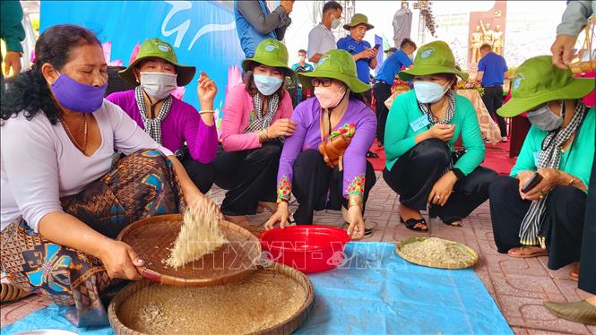 Và hiện tại, hình ảnh của cờ Khmer đang được thể hiện trong khung cảnh của những con thuyền đầy màu sắc, nhẹ nhàng trôi dạt trên sông. Hãy cùng ngắm nhìn hình ảnh này để cảm nhận được tình yêu quê hương và lòng nhiệt huyết khiến người dân Campuchia vươn lên hơn trong tương lai.