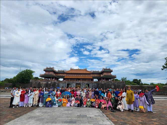 Trại hè Việt Nam 2023: Trải nghiệm mặc áo dài truyền thống trên đất Cố đô