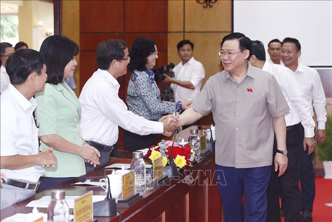Chủ tịch Quốc hội Vương Đình Huệ với các đại biểu.