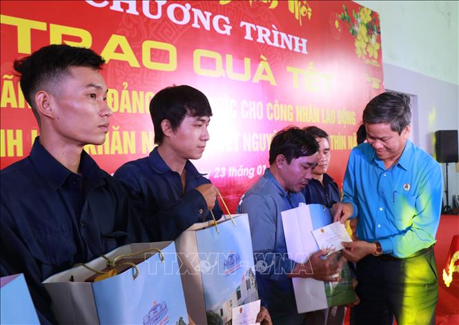 Ông Huỳnh Thanh Xuân, Phó Chủ tịch Tổng Liên đoàn Lao động tặng quà Tết cho người lao động đang làm việc tại Khu Công nghiệp Suối Dầu. Ảnh: Phan Sáu/TTXVN
