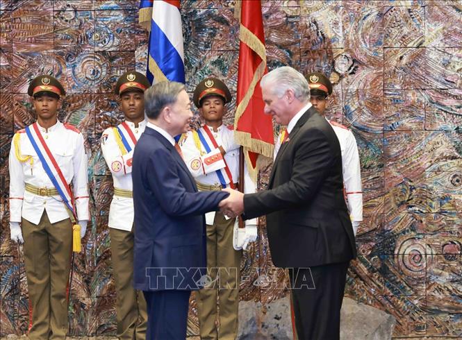 Chủ tịch Cuba Miguel Diaz Canel Bermudez (bên phải) nồng nhiệt chúc mừng Tổng Bí thư, Chủ tịch nước Tô Lâm