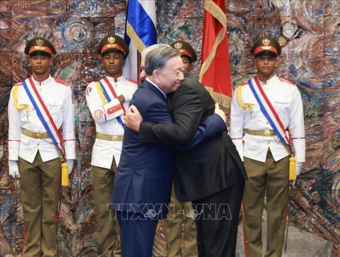 Bí thư thứ nhất Đảng Cộng sản Cuba, Chủ tịch Cuba Miguel Diaz Canel Bermudez và Tổng Bí thư, Chủ tịch nước Tô Lâm thể hiện tình cảm chân thành của những người anh em thân thiết