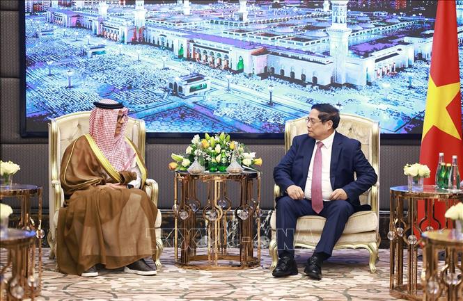 Thủ tướng Phạm Minh Chính tiếp ông Abdulla Mohammed Al Zamil, Chủ tịch Công ty đầu tư công nghiệp Zamil. Ảnh: Dương Giang/TTXVN