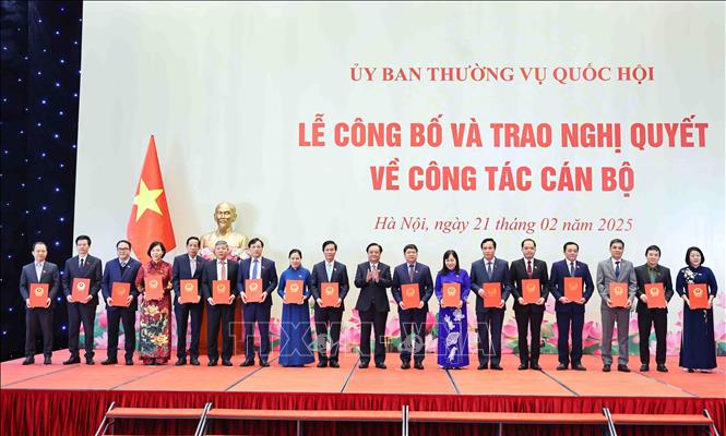 Phó Chủ tịch Quốc hội Lê Minh Hoan trao Nghị quyết của Ủy ban Thường vụ Quốc hội cho các đồng chí giữ chức vụ Phó Chủ nhiệm Ủy ban Kinh tế và Tài chính cùng các đồng chí Ủy viên là đại biểu Quốc hội hoạt động chuyên trách tại Ủy ban Kinh tế và Tài chính. Ảnh: Minh Đức/TTXVN