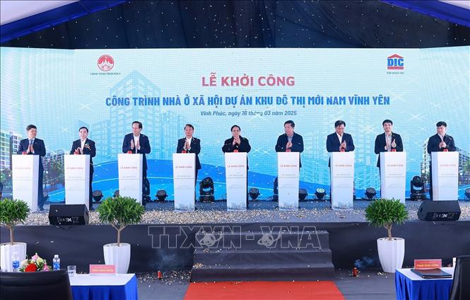 Thủ tướng Phạm Minh Chính và các đại biểu khởi công công trình nhà ở xã hội dự án Khu đô thị mới Nam Vĩnh Yên. Ảnh: Dương Giang/TTXVN