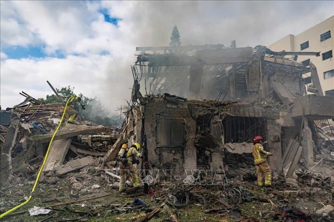 Hình ảnh miền Bắc và miền Trung Israel bị tàn phá sau các đợt tấn công trả đũa của Tehran. Ảnh: TTXVN phát