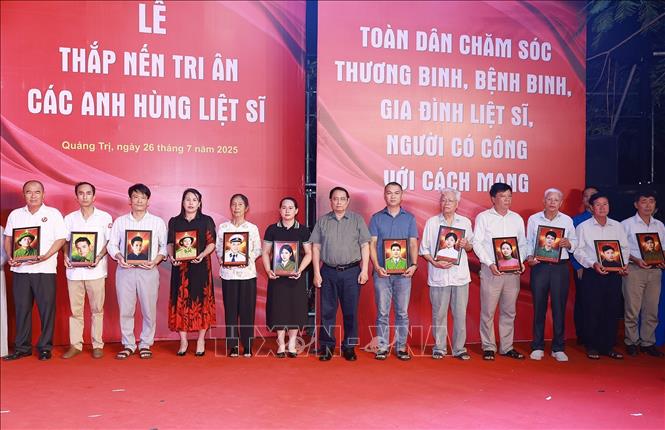 Thủ tướng Phạm Minh Chính dự Lễ thắp nến tri ân các Anh hùng liệt sĩ tại Nghĩa trang Trường Sơn- Ảnh 5. Thủ tướng Phạm Minh Chính dự Lễ thắp nến tri ân các Anh hùng liệt sĩ tại Nghĩa trang Trường Sơn- Ảnh 5.