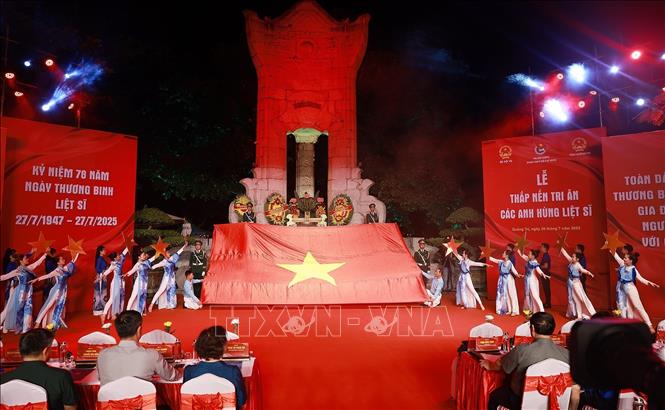 Thủ tướng Phạm Minh Chính dự Lễ thắp nến tri ân các Anh hùng liệt sĩ tại Nghĩa trang Trường Sơn- Ảnh 4. Thủ tướng Phạm Minh Chính dự Lễ thắp nến tri ân các Anh hùng liệt sĩ tại Nghĩa trang Trường Sơn- Ảnh 4.