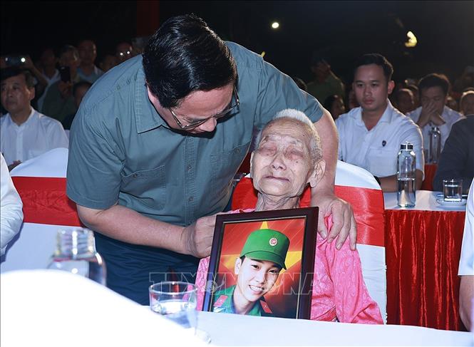 Thủ tướng Phạm Minh Chính dự Lễ thắp nến tri ân các Anh hùng liệt sĩ tại Nghĩa trang Trường Sơn- Ảnh 6. Thủ tướng Phạm Minh Chính dự Lễ thắp nến tri ân các Anh hùng liệt sĩ tại Nghĩa trang Trường Sơn- Ảnh 6.