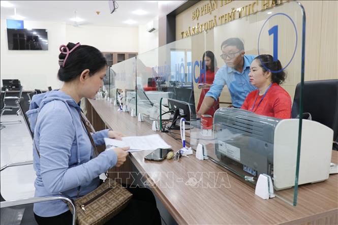 Người dân đến làm thủ tục hành chính tại Trung tâm phục vụ hành chính công phường Phan Rang, tỉnh Khánh Hòa. Ảnh: Nguyễn Thành/TTXVN