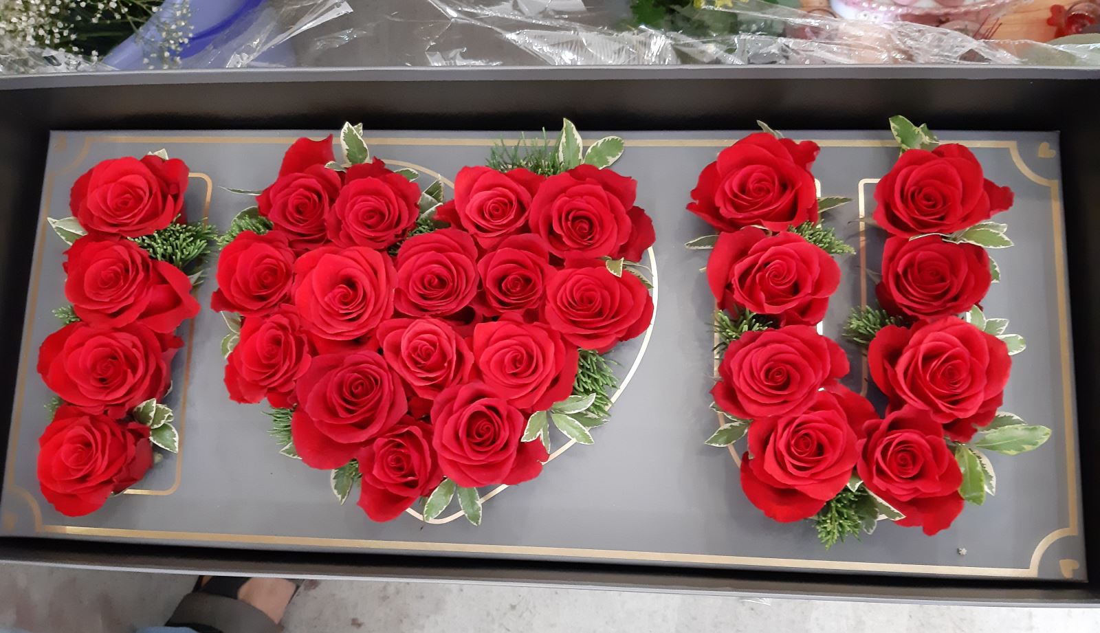 Giá hoa hồng: Bức hình này sẽ mang đến cho bạn một khung cảnh lãng mạn và ngọt ngào với cành hoa hồng đỏ tươi tắn. Làm cho trái tim bạn tan chảy khi nhìn thấy giá trị và độ quý giá của những bông hoa đẹp này. Đến và tận hưởng bức hình này ngay bây giờ!