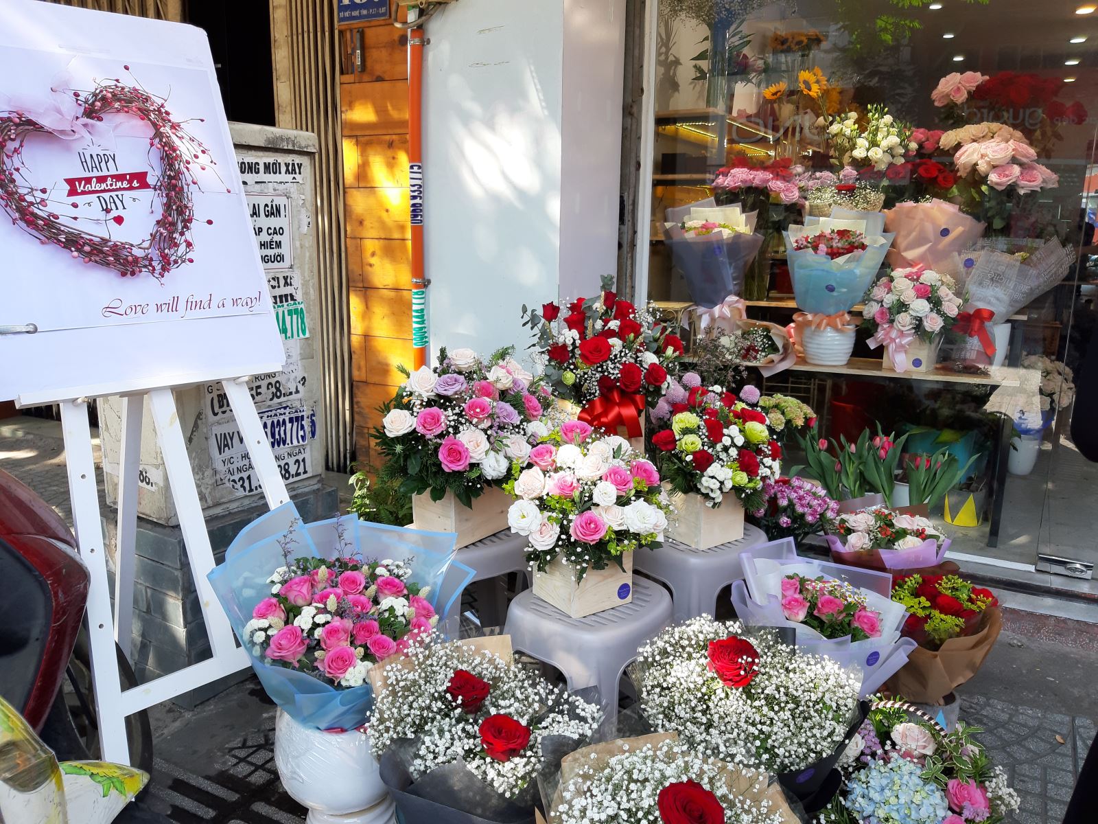 Sôi động thị trường hoa tươi và quà tặng ngày Valentine | baotintuc.vn