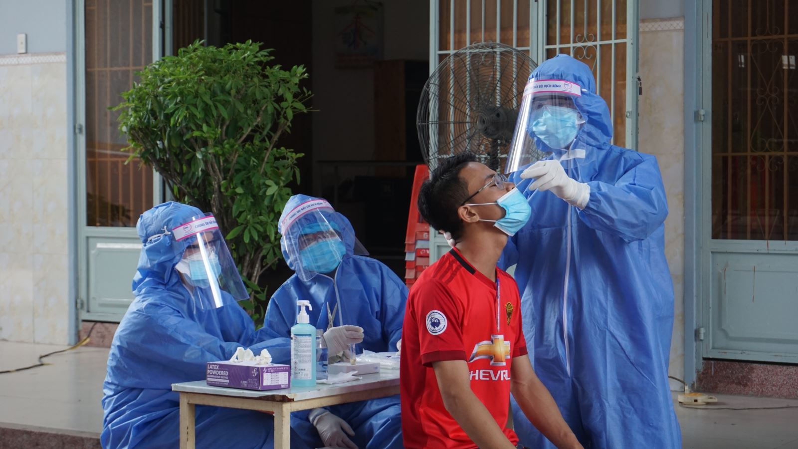 TP Hồ Chí Minh test nhanh hơn 1,1 triệu mẫu phát hiện 42.400 người ...