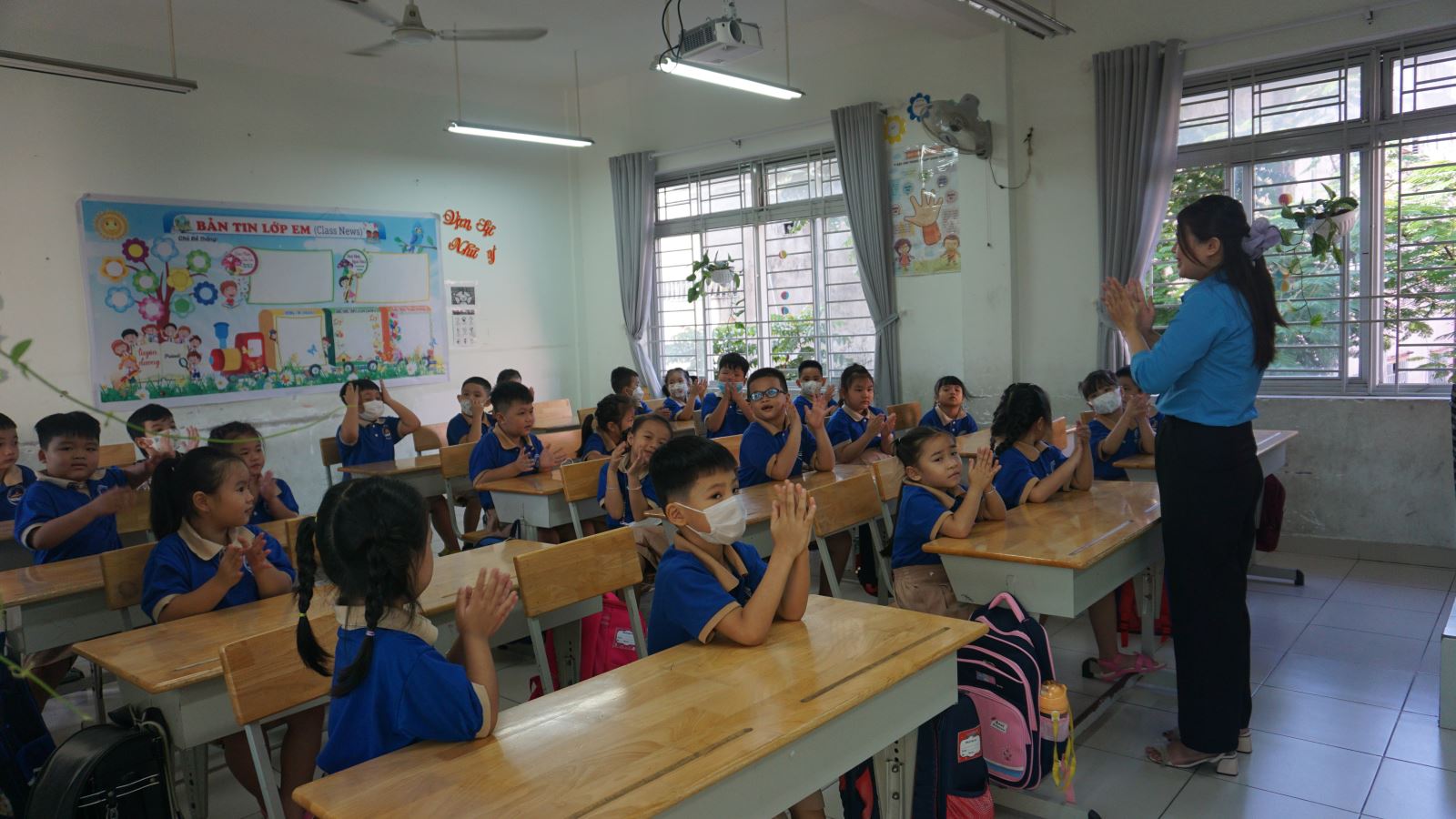 TP Hồ Chí Minh: Học sinh lớp 1 mếu máo khóc trong ngày tựu trường ...
