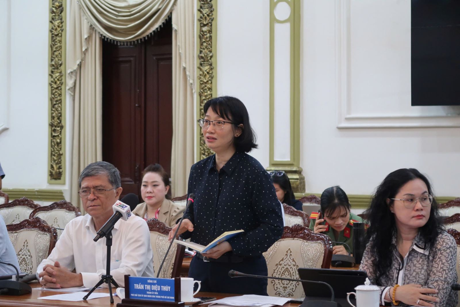 Chú thích ảnh Chú thích ảnh