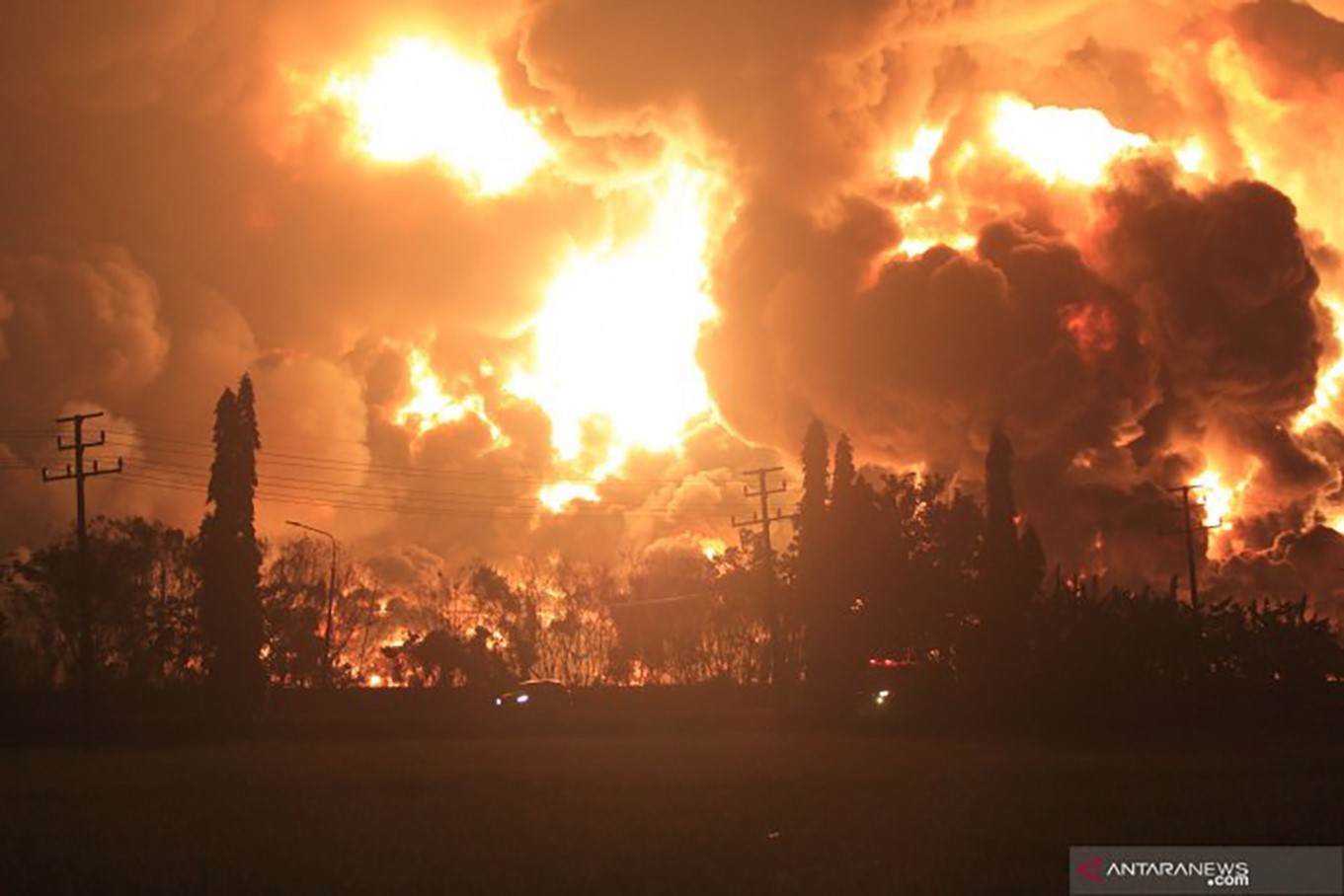 Video vụ cháy nổ kinh hoàng tại nhà máy lọc dầu ở Indonesia ...