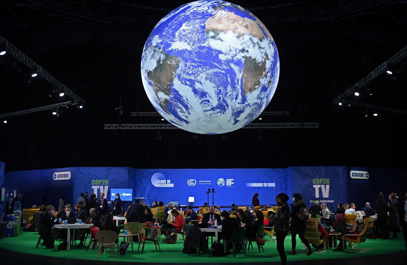 Các đại biểu dự Hội nghị COP26 tại Glasgow, Scotland ngày 2-11-2021. Ảnh: AFP/TTXVN