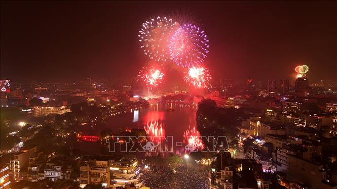 Pháo hoa rực sáng trên bầu trời Thủ đô chào đón Xuân Giáp Thìn 2024. Ảnh: Vũ Sinh/TTXVN