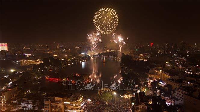 Pháo hoa rực sáng trên bầu trời Thủ đô chào đón Xuân Giáp Thìn 2024. Ảnh: Vũ Sinh/TTXVN