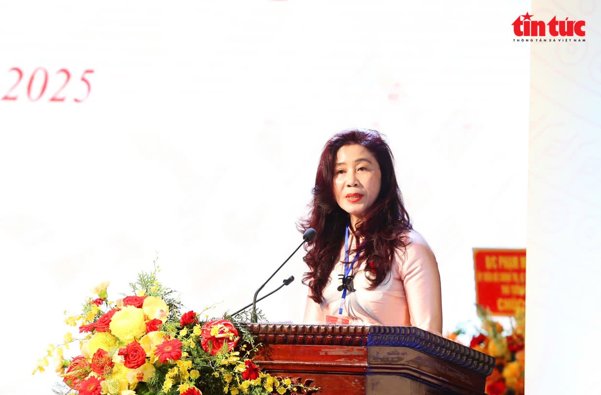 Bà Lê Thị Thu Hiền, Cục trưởng Cục Di sản văn hóa trình bày tham luận.