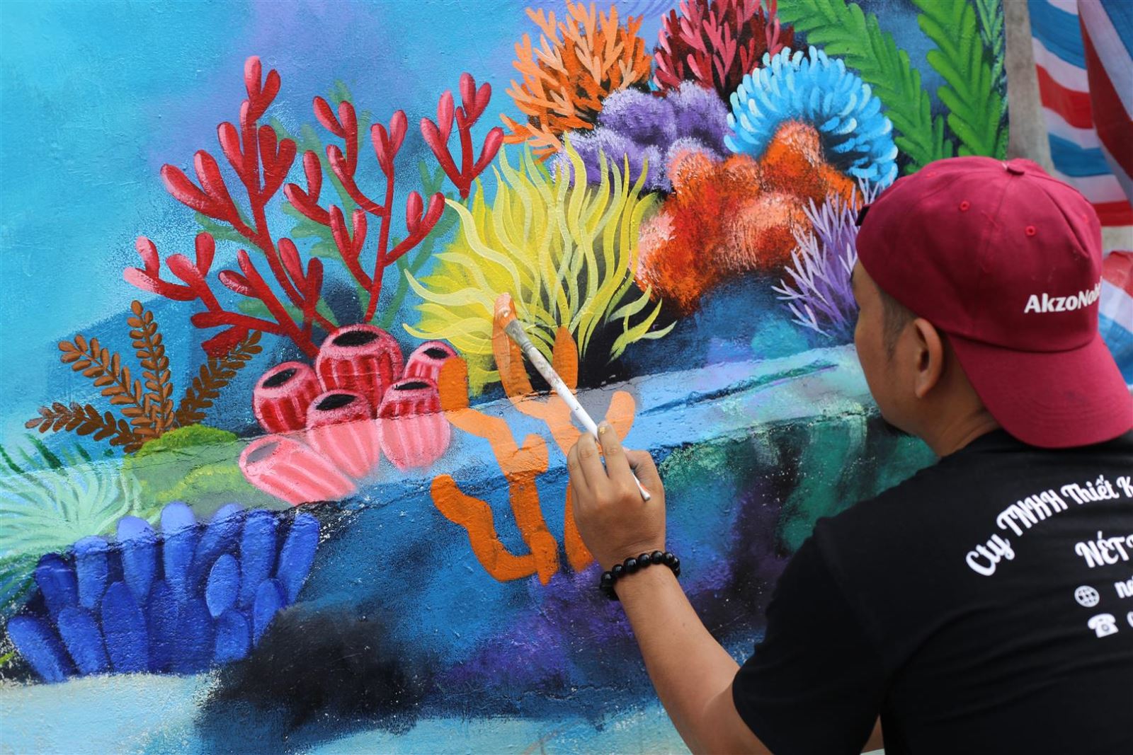 Tranh bích họa - Thưởng thức những bức tranh bích họa về chủ đề san hô đầy màu sắc và sự sống động. Với nét vẽ tinh tế và kỹ thuật hoàn mỹ, những bức tranh này sẽ khiến cho bạn không thể rời mắt khỏi chúng và bị cuốn hút vào thế giới của các loài vật dưới đại dương.