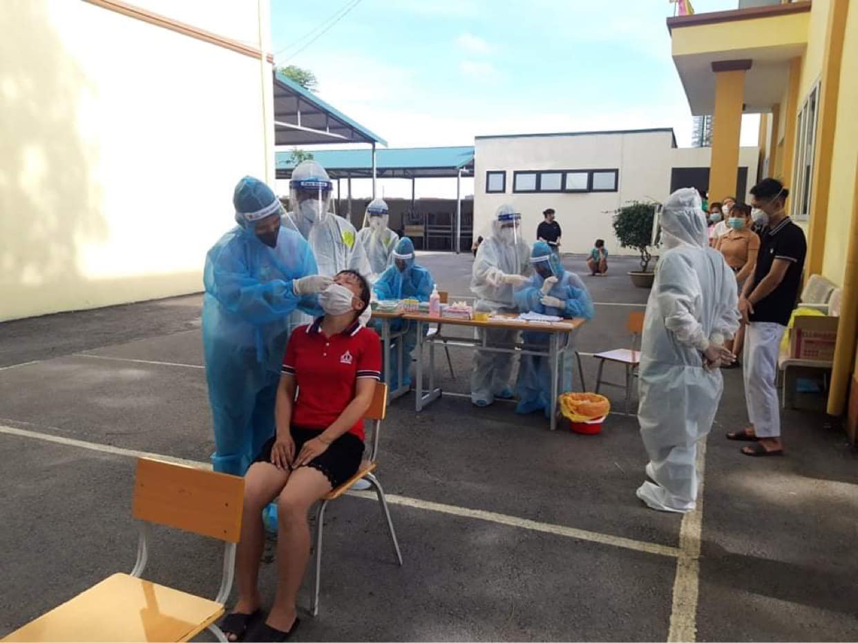 Bộ y tế hướng dẫn lấy mẫu test nhanh cho công nhân ở khu công nghiệp tại Bắc Giang. Ảnh: BYT