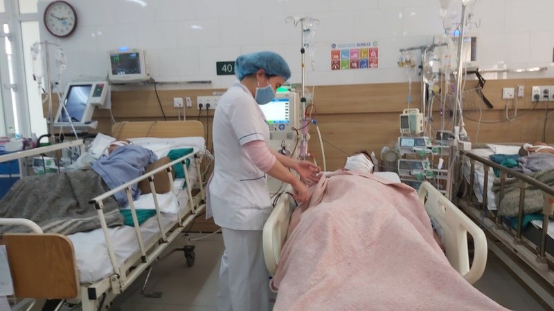 Ca ngộ độc rượu điều trị tại Trung tâm Chống độc, Bệnh viện Bạch Mai. Ảnh: BS