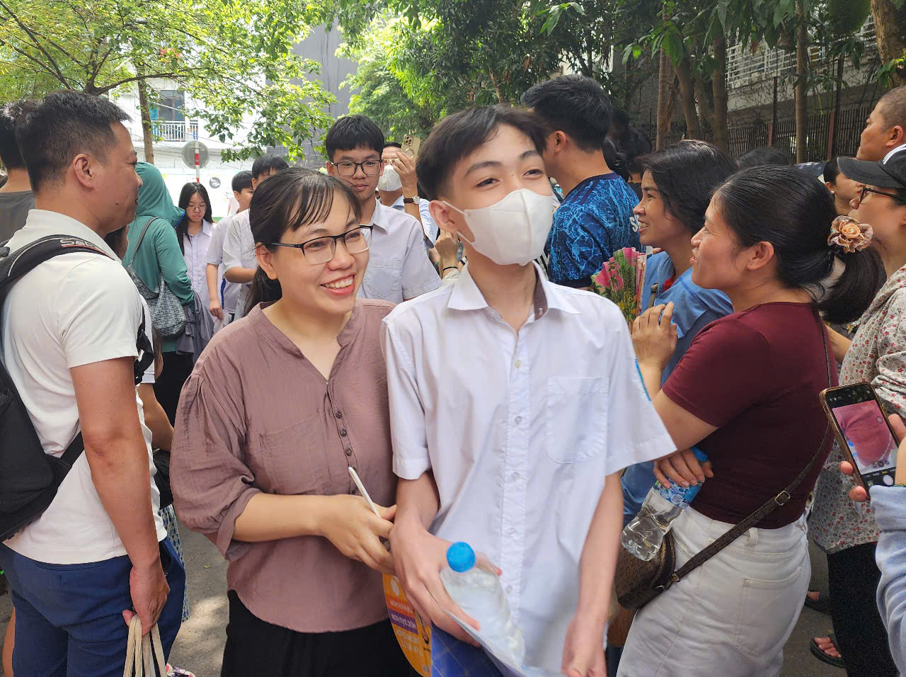 Thí sinh phấn khởi sau khi thi xong môn Ngữ văn Chú thích ảnh