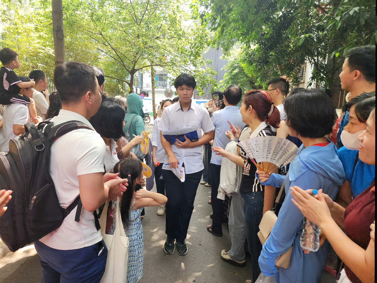 Thí sinh phấn khởi sau khi thi xong môn Ngữ văn Chú thích ảnh