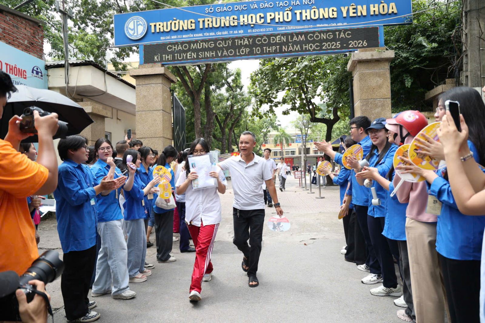 Thí sinh phấn khởi sau khi thi xong môn Ngữ văn Chú thích ảnh