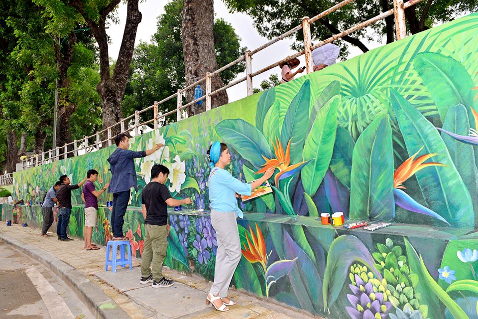 Bốn mùa hoa Hà Nội nở rộ trên tranh tường phố Phó Đức Chính | baotintuc.vn