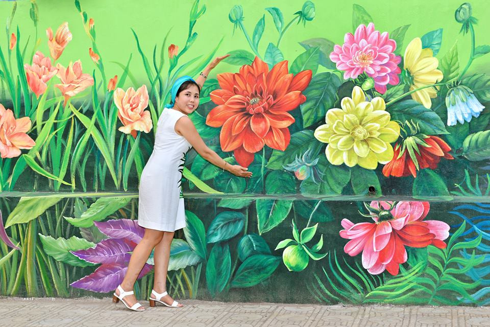 Bốn mùa hoa Hà Nội nở rộ trên tranh tường phố Phó Đức Chính | baotintuc.vn