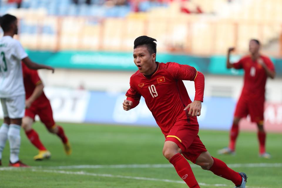 Quang Hải là người hùng của bóng đá Việt Nam khi ghi bàn trước U23 Pakistan, và anh ấy ăn mừng cực kì đáng yêu. Xem lại khoảnh khắc đó bằng hình ảnh liên quan để cảm nhận được niềm vui của anh ấy!